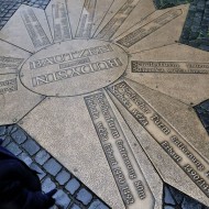 Budyšín-  dvojjazyčný turistický rozcestník na chodníku