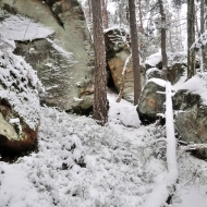 Skalní bludiště Chléviště pod sněhem