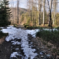 Výstup na Ropici se zbytky sněhu