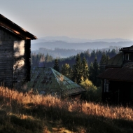 Výhled na Beskydy a chátrající turistické středisko na Sulově  u Bílého Kříže