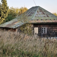 Chátrající turistické středisko na Sulově  u Bílého Kříže