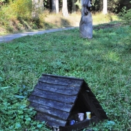 U čerstvé vody - dřevěná socha  a studánka na cyklotrase ze Starých Hamrů na Bílý Kříž