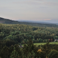 Ranní výhled do kraje z Bílé skály, Plzeň v pozadí