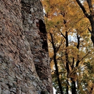 Zřícenina hradu Valdek v Brdech na podzim