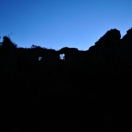 Zřícenina hradu Valdek v Brdech za tmy
