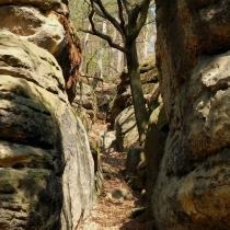 Cesta mezi skalami