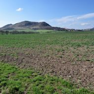 Cesta po zelené  s výhledem na Ranou, u zpevněné cesty se dá nechat auto