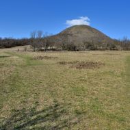 Stoupání na Oblík - cesta sadem nad resortem