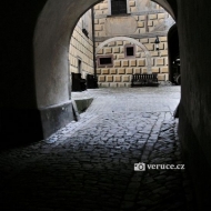 III. a IV. zámecké nádvoří zámku Český Krumlov bez lidí