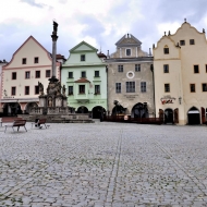Náměstí v Českém Krumlově bez lidí