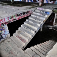 Opuštěné horní patro se schodištěm