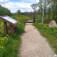Gargždų (Kalniškės) piliakalnis - dřevěné schody na začátku stezky