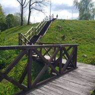 Gargždų (Kalniškės) piliakalnis - dřevěné schody na začátku stezky
