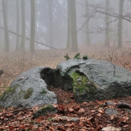 Libětice - puklý balvan na na vrcholu  Hradiště