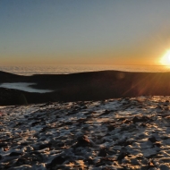 Inverze  a západ slunce v Krkonoších - pohled ze Sněžky