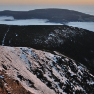 Inverze  a západ slunce v Krkonoších - pohled ze Sněžky