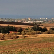 Výhled přes pole na Žhery