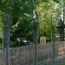 Valašské muzeum v přírodě -Dřevěné městečko - Propletený plot u amfiteátru