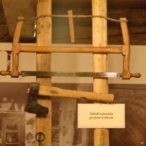 Valašské muzeum v přírodě -Dřevěné městečko - Expozice "Jak stavěli naši předkové" v sýpce z Prostřední Suché