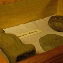 Valašské muzeum v přírodě -Dřevěné městečko - Expozice "Jak stavěli naši předkové" v sýpce z Prostřední Suché