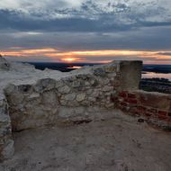 Pálava - zřícenina hradu Děvičky a západ slunce