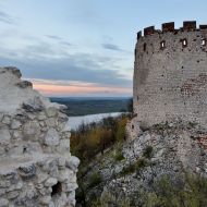 Pálava - zřícenina hradu Děvičky a západ slunce