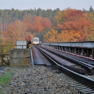 Vlak na železničním mostě u Červené