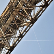 Železná konstrukce železničního mostu nad Orlíkem u Červené  - pohled zezdola