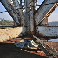 Železná konstrukce železničního mostu nad Orlíkem u Červené a ukotvení na pilíři